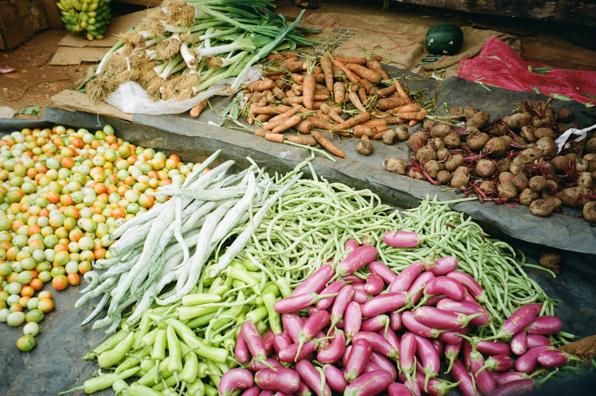 Piatto di verdure colorate e legumi