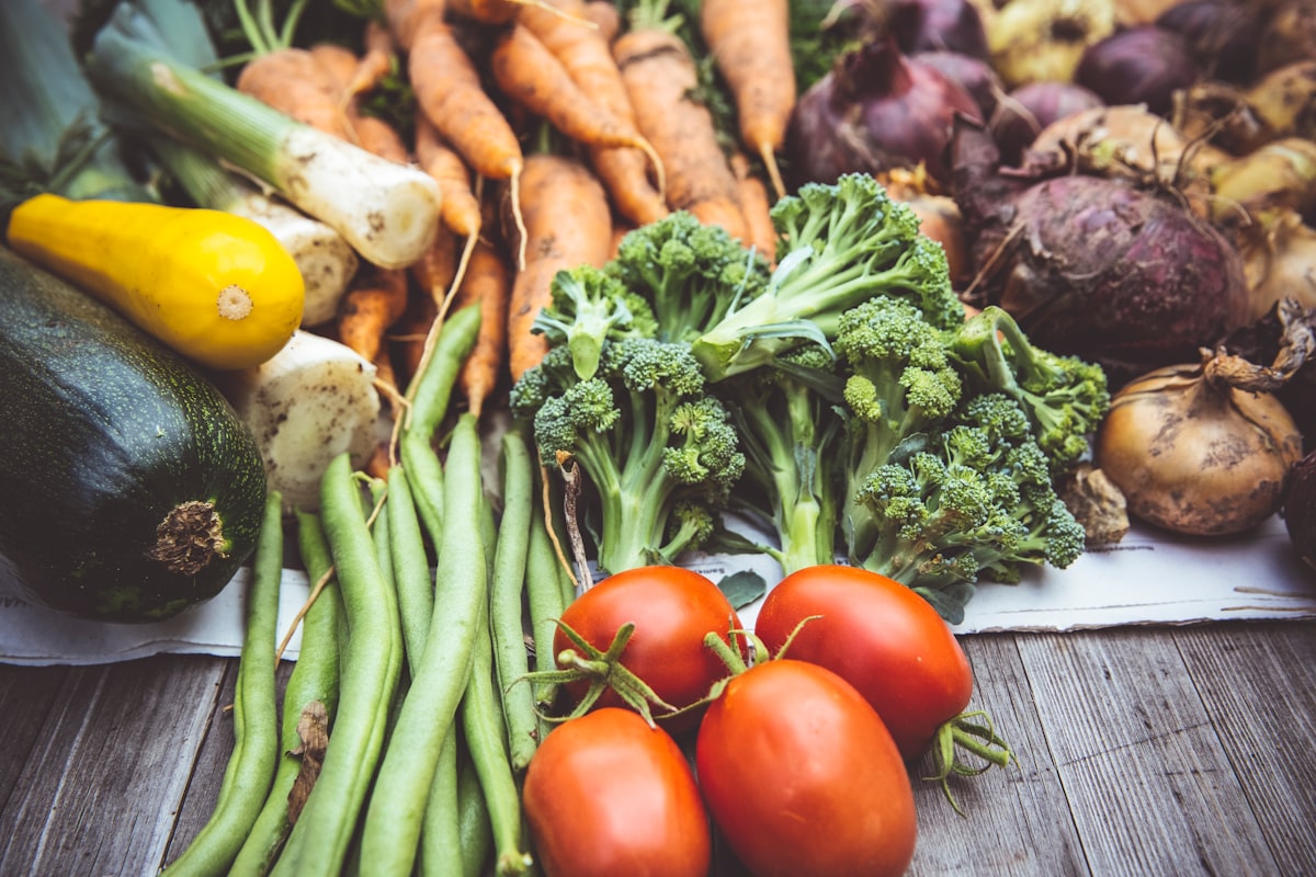 Mercato con verdure fresche